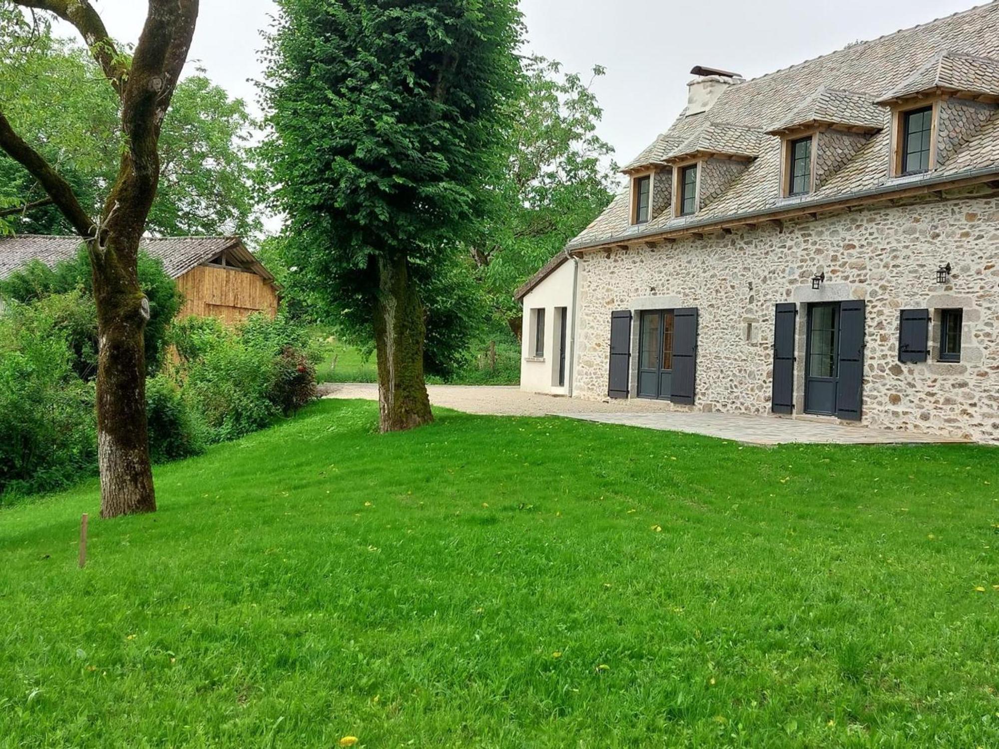 Maison De Caractere Renovee Avec Jardin, Terrasse, Cheminee Et Equipements Modernes Au Coeur De La Chataigneraie - Fr-1-742-555 Lapeyrugue